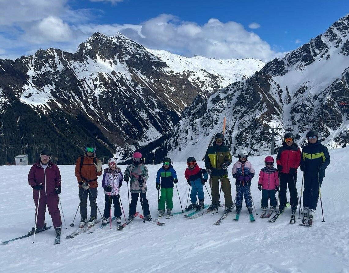 12 Karatekas verbrachten bei Kaiserwetter einen sportlichen Tag in Gargellen – mit Dank an die Gemeinde Bludesch für die Skikarten.⇒Karate-Club Blumenegg