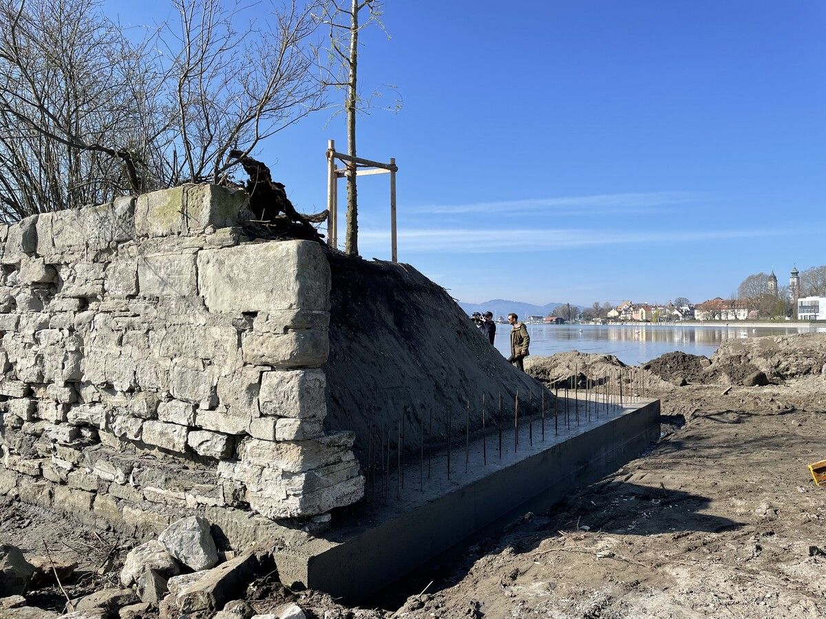 25.000 Euro kostet die derzeit laufende Reparatur des maroden Mauerwerks der kleinsten Bodenseeinsel. ⇒Stadt Lindau