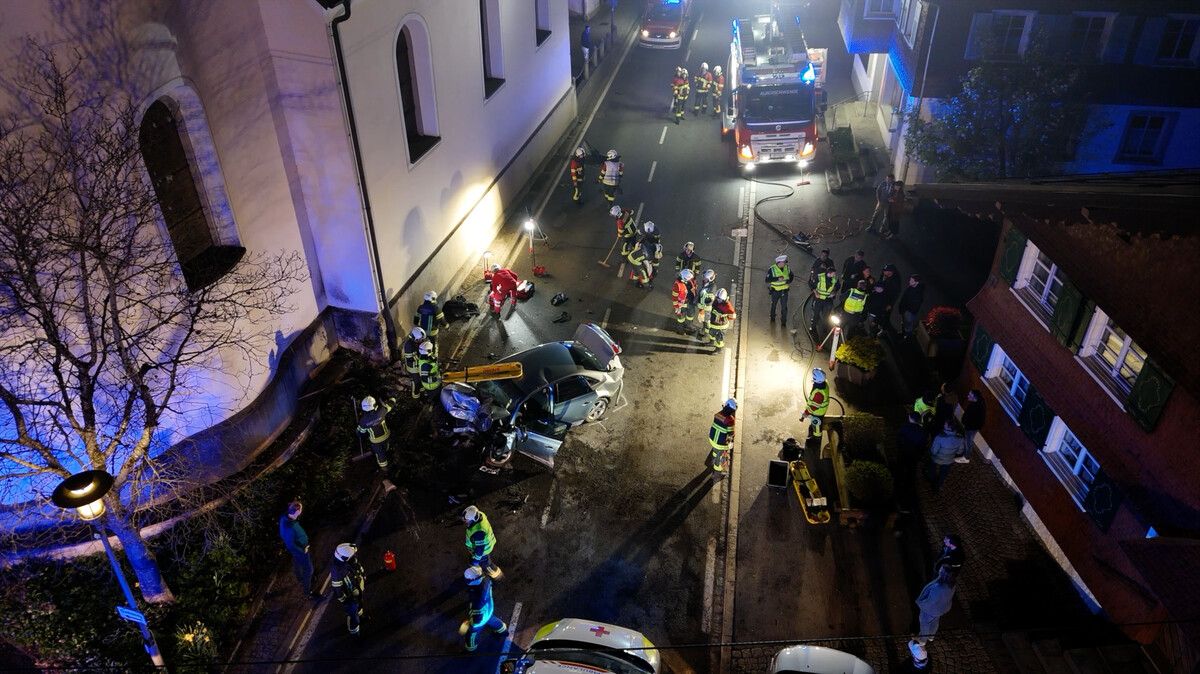 80 Einsätzkräfte der Feuerwehr, Rettung und Polizei rückten zum Unfallort an. ⇒shourot (3)