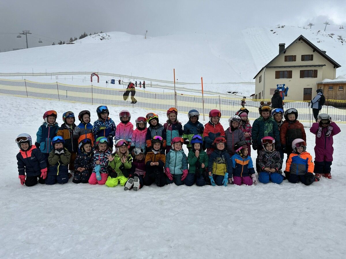 Abenteuer auf Skiern: Die Kinder des Kindergartens Gantschier erlebten eine lehrreiche und spaßige Skiwoche voller Bewegung und Freude am Golm.⇒KG Gantschier