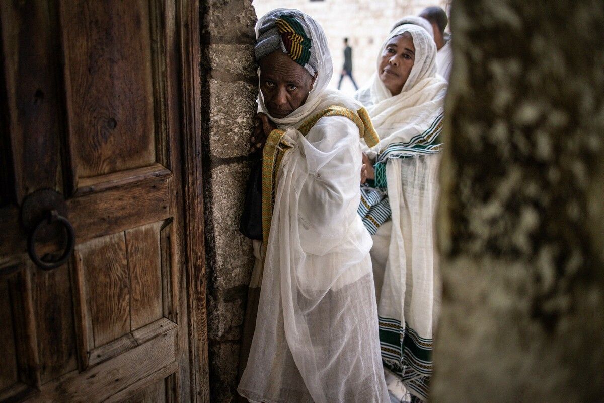 Äthiopisch-orthodoxe Christen beten am Eingang der Grabeskirche am Palmsonntag in Jerusalem.