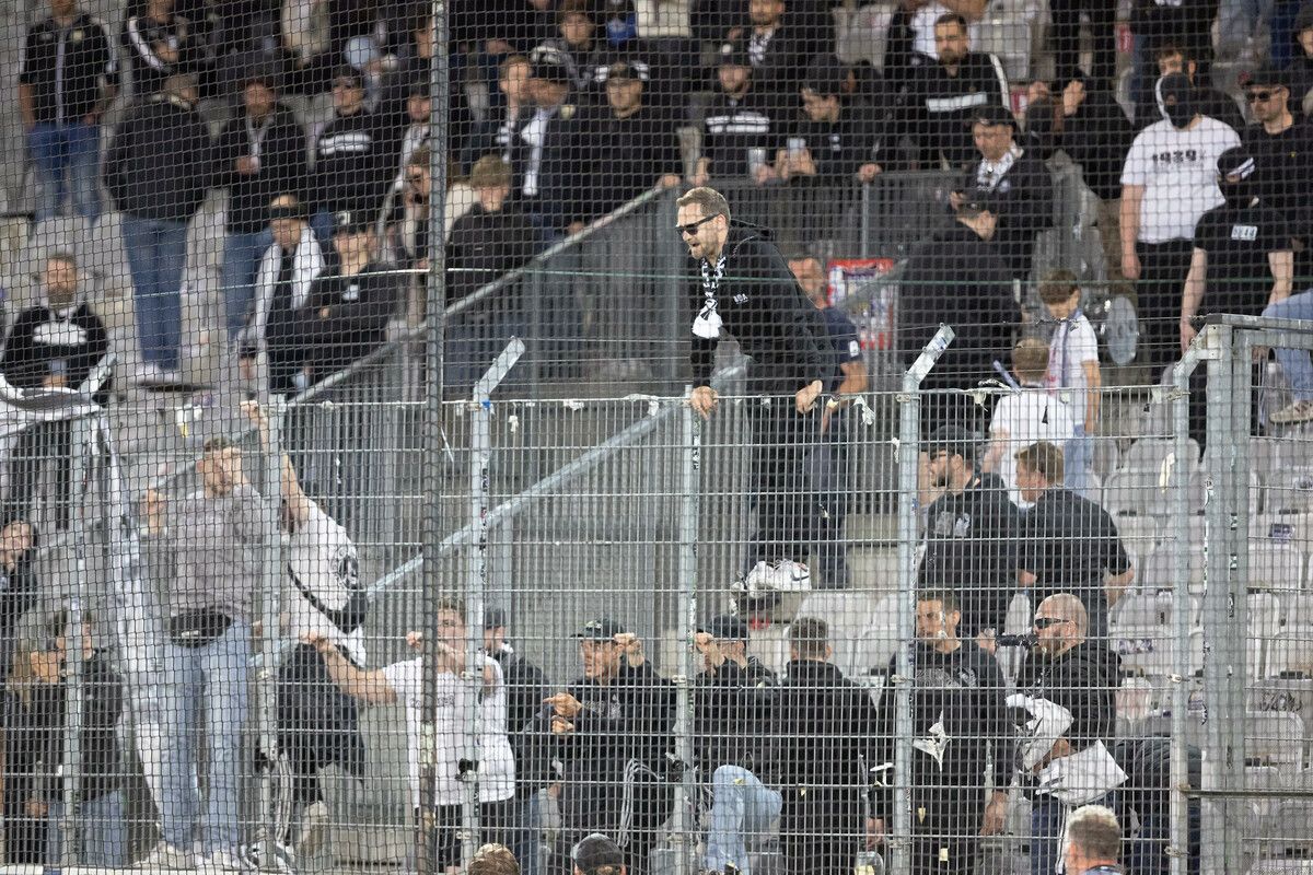 Altachs Fans machten nach der 0:1-Niederlage bei WSG Tirol ihrem Unmut Luft und wollten von den Akteuren Rede und Antwort.⇒gepa