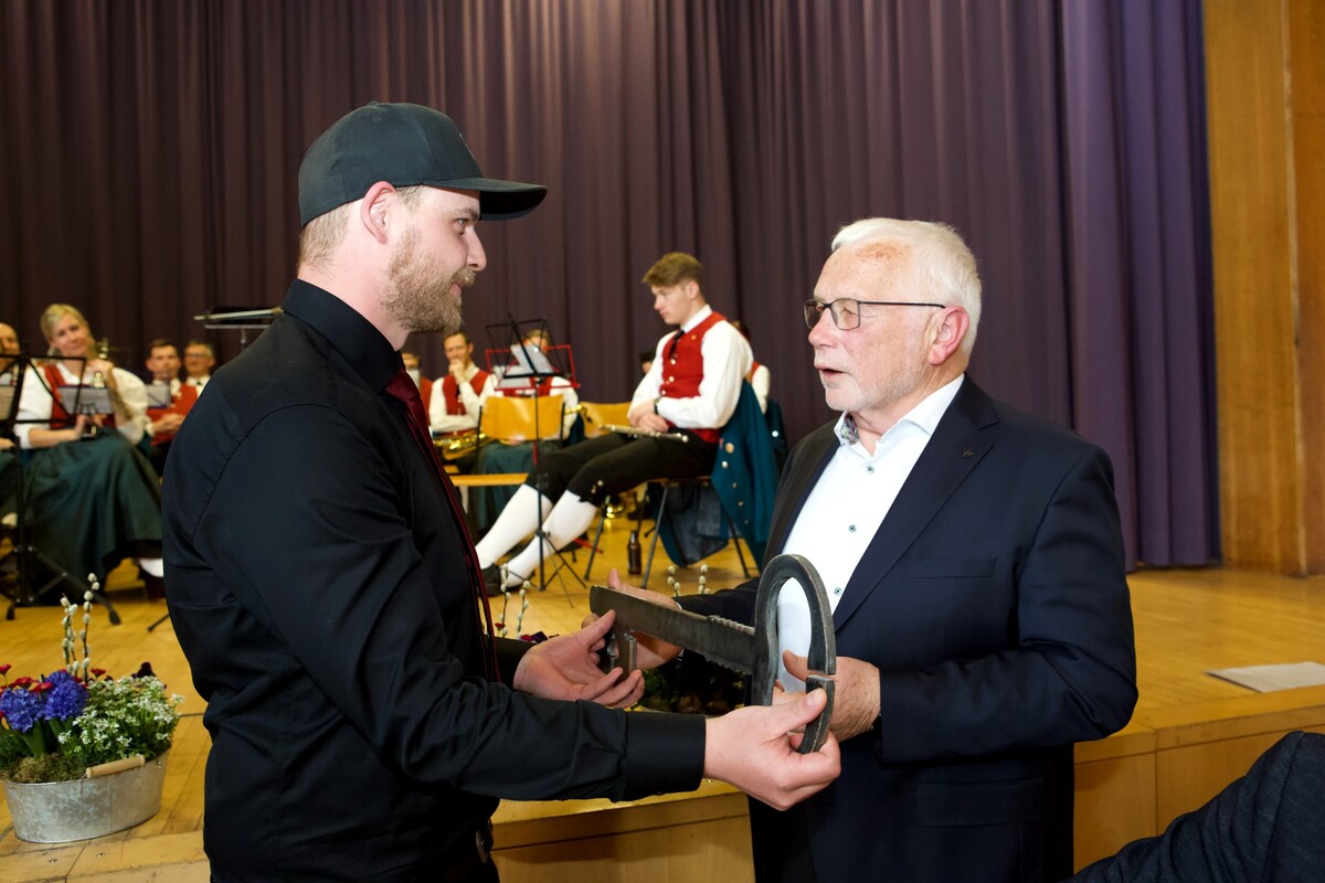 Altbürgermeister Dietmar Summer übergab symbolisch den Gemeindeschlüssel an den neuen Bürgermeister Simeon Summer. ⇒Gemeinde Weiler
