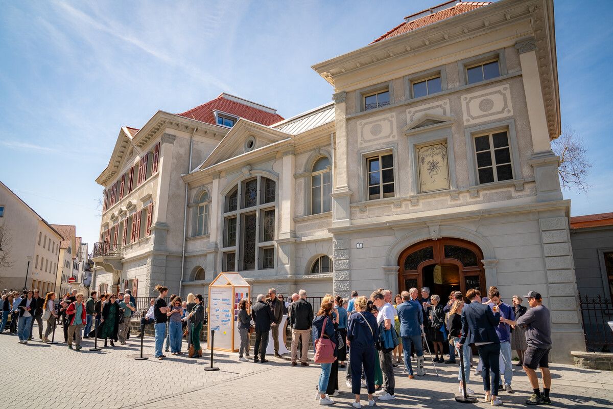 Am Eröffnungstag weckten zahlreiche neugierige Besucher die revitalisierten Räume der Villa nach langer Vorbereitung aus dem Dornröschenschlaf. ⇒Lukas Mathis