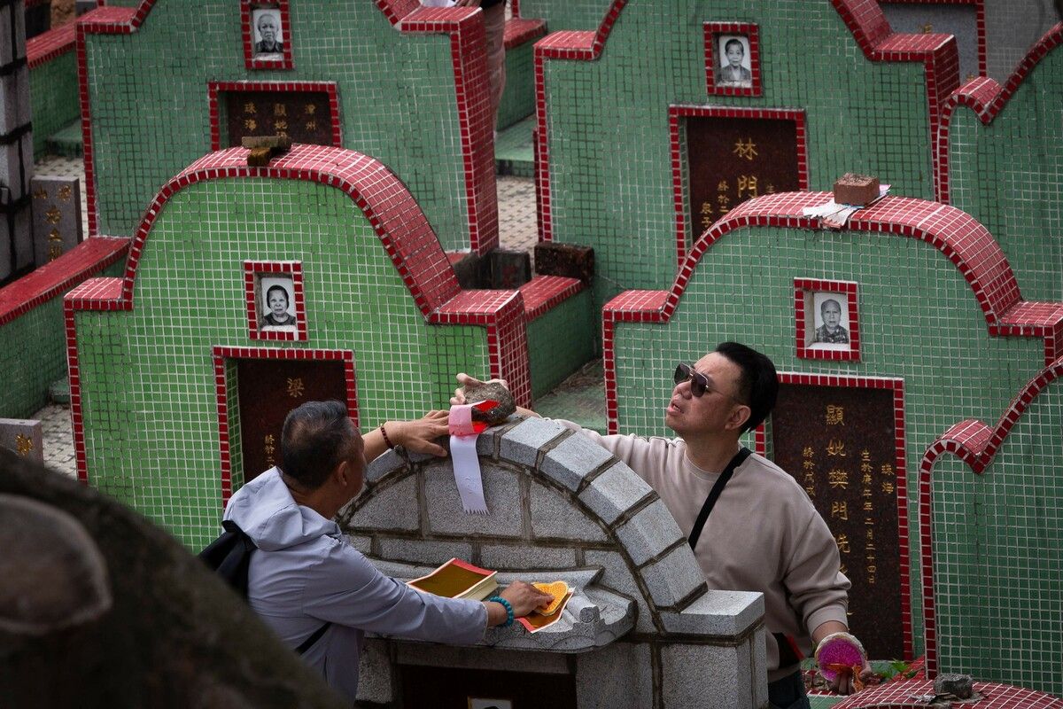 Anfang April findet in China das jährliche Qinming-Fest (Todesgedenkenfest) statt. Traditionell wird der Tag zur Grabreinigung und für Ausflüge ins Grüne genutzt.