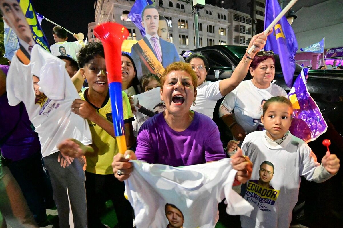 Anhänger des ecuadorianischen liberalkonservativen Präsidenten Daniel Noboa feiern seine Wiederwahl. 
