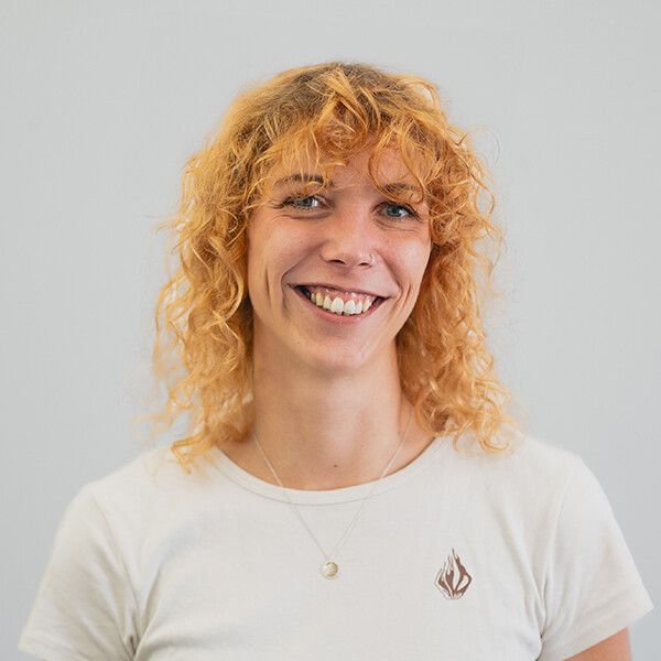 anker-Mitarbeiterin Teresa Brückner hat das Benefizkonzert organisiert und ein buntes Programm auf die Beine gestellt.⇒anker