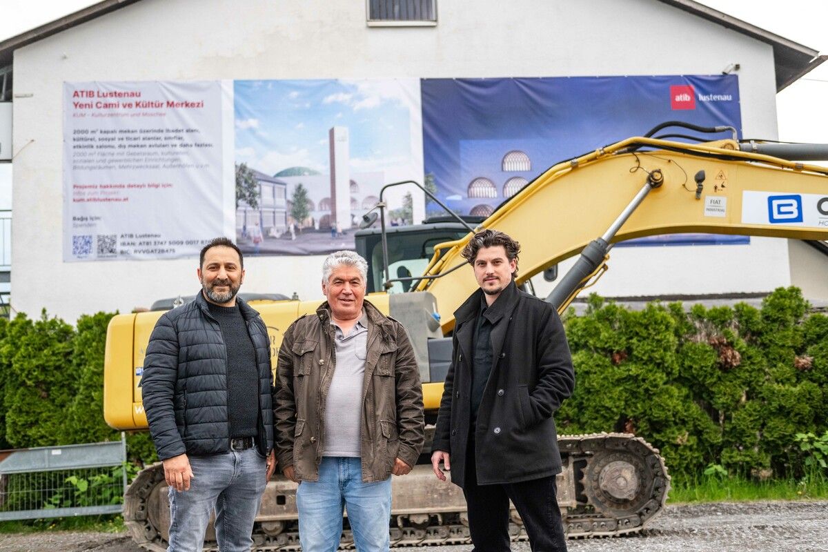 Architekt Kemal Cansiz (rechts) mit zwei seiner Kollegen vom ATIB Lustenau. Die Vorfreude ist groß. ⇒VN/Rhomberg