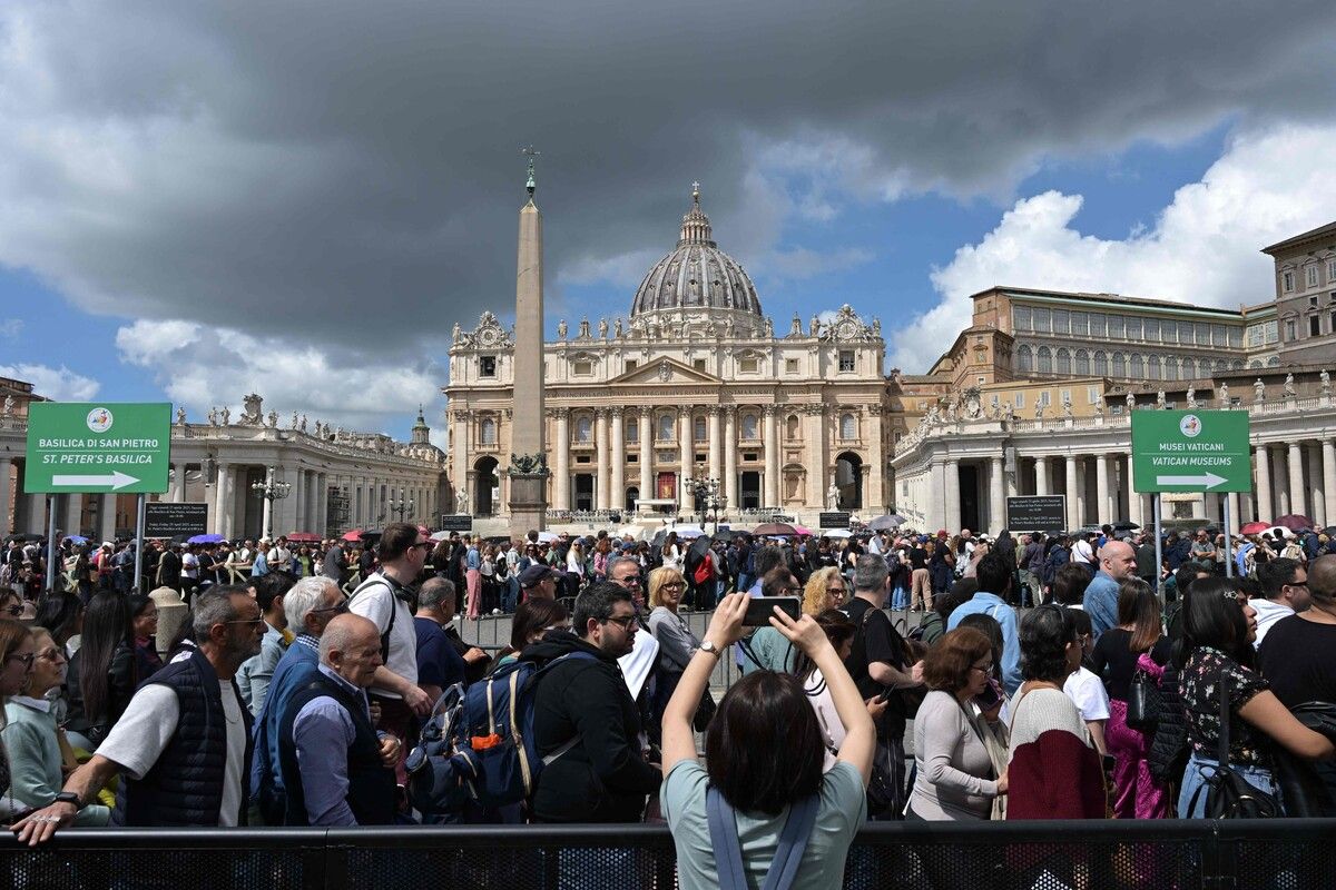 Auch am dritten Tag für die öffentliche Aufbahrung von Papst Franziskus haben sich lange Schlangen vor dem Petersdom gebildet. AFP (4)