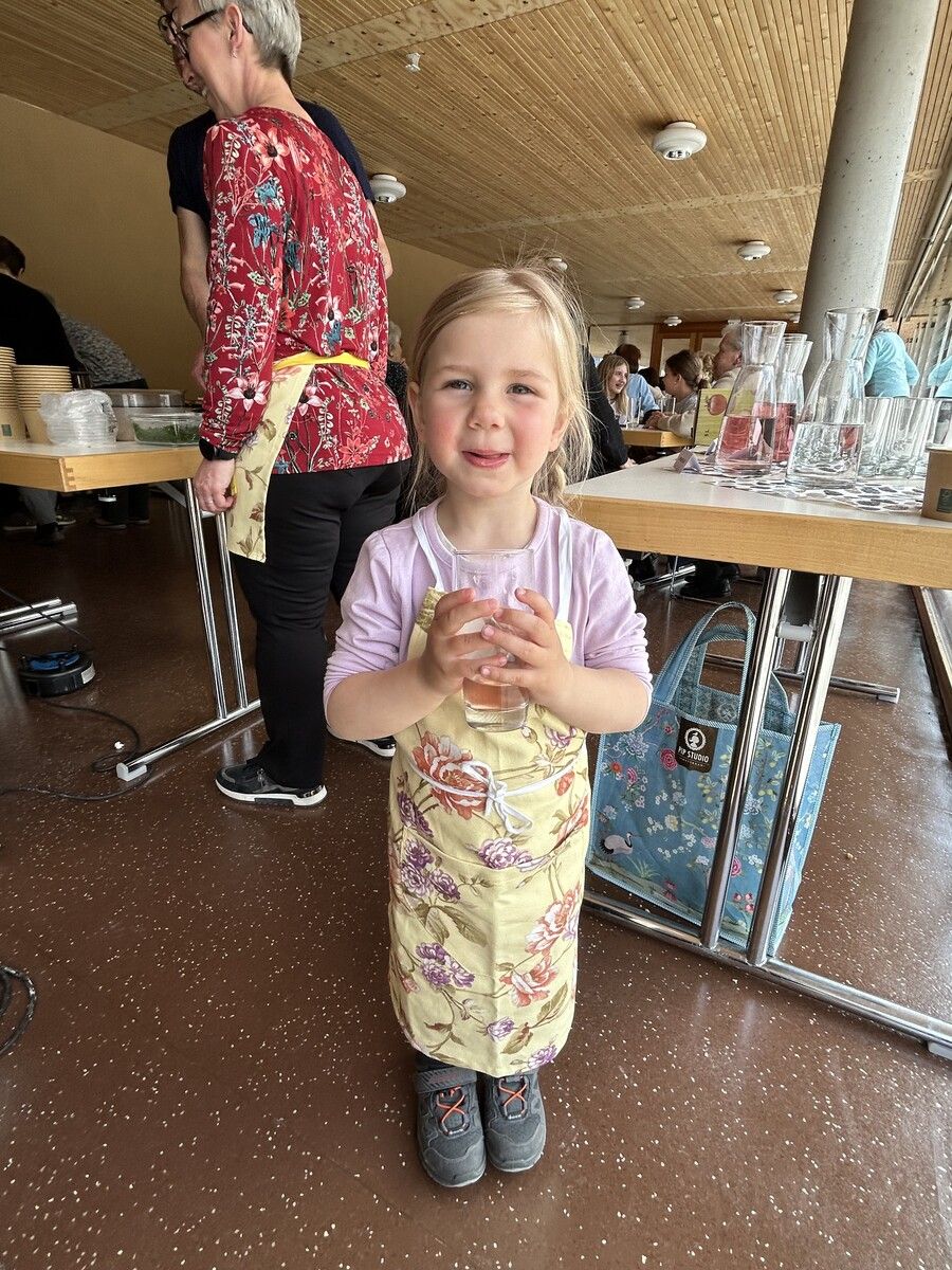 Auch die kleine Lena half fleißig mit.