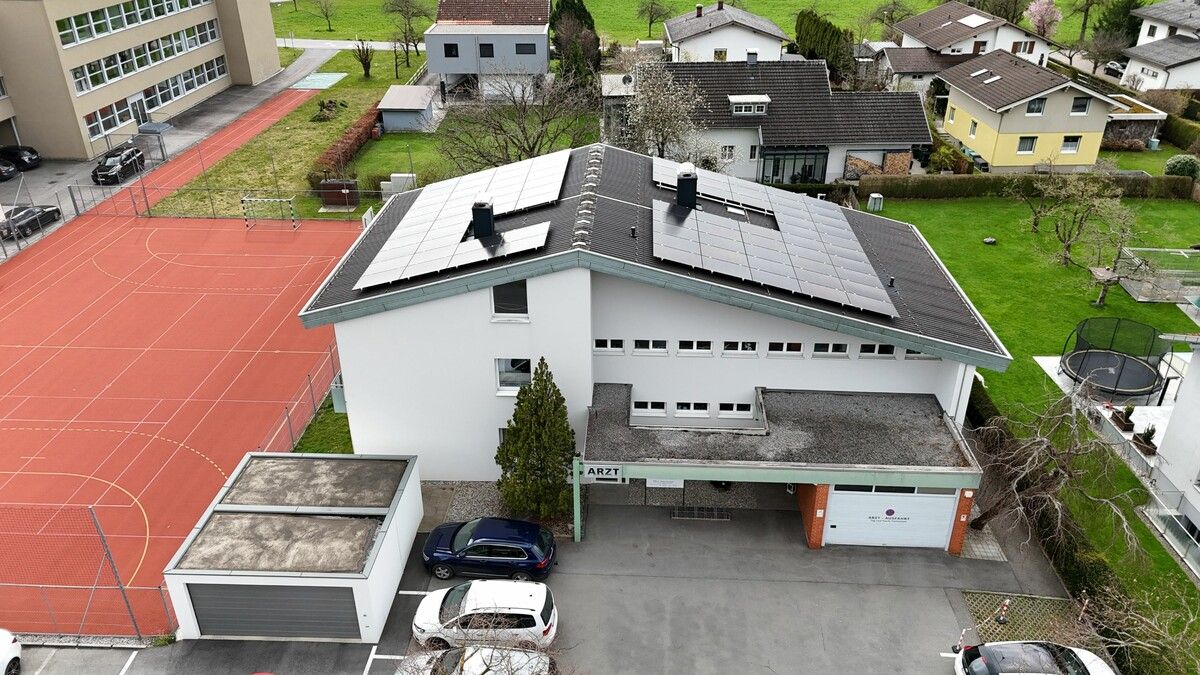 Auf dem Arzthaus wurde eine weitere PV-Anlage installiert. ⇒Gemeinde Thüringen