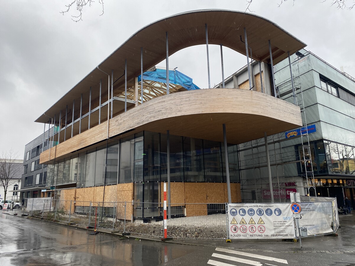 Auf dem Gelände der alten PSK in der Dornbirner Innenstadt wird der Bau nicht fertig. ⇒VN/Rauch