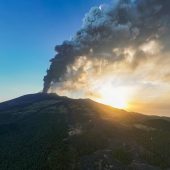 Ätna spuckt große Mengen Lava