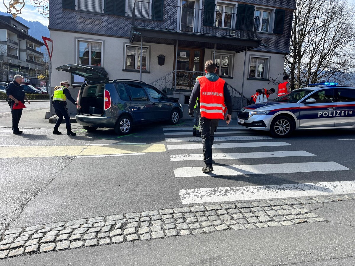 Aufgrund eines medizinischen Notfalls verlor der Lenker in Egg die Kontrolle über sein Fahrzeug.⇒VOL/Meusburger