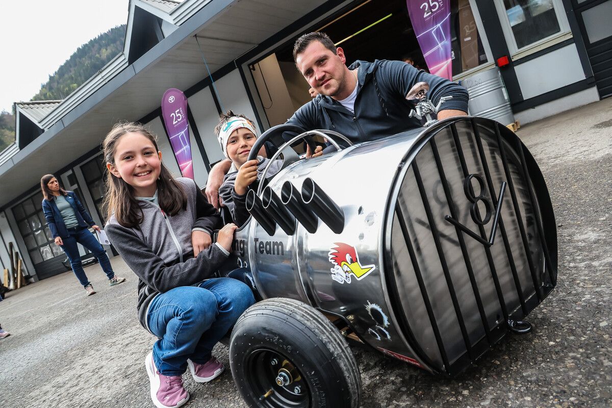Aus einem alten 200-Liter-Ölfass wurde mit viel Geduld und Kreativität eine Seifenkiste: Leonie, Jonas und Papa Alexander bauten monatelang an ihrem Rennwagen. ⇒VN/Steurer
