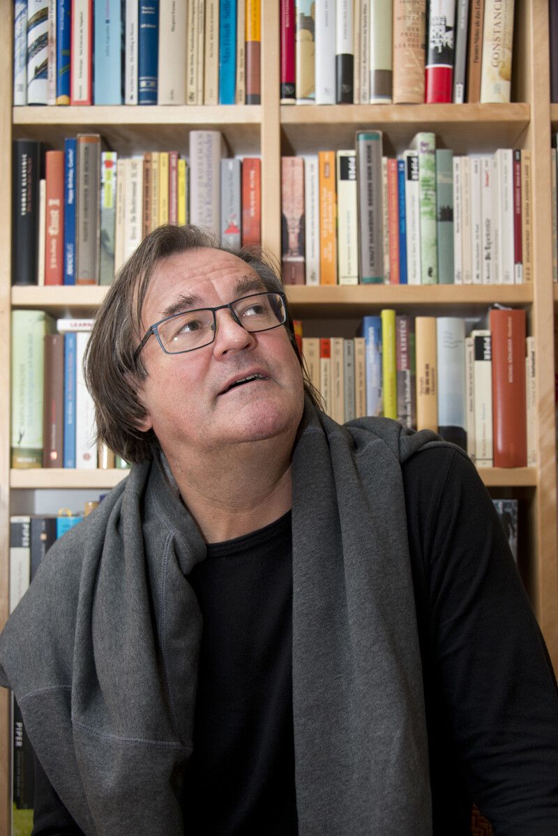 Autor Erwin Einzinger ist zu Gast im Theater Kosmos. ⇒Landesbibliothek