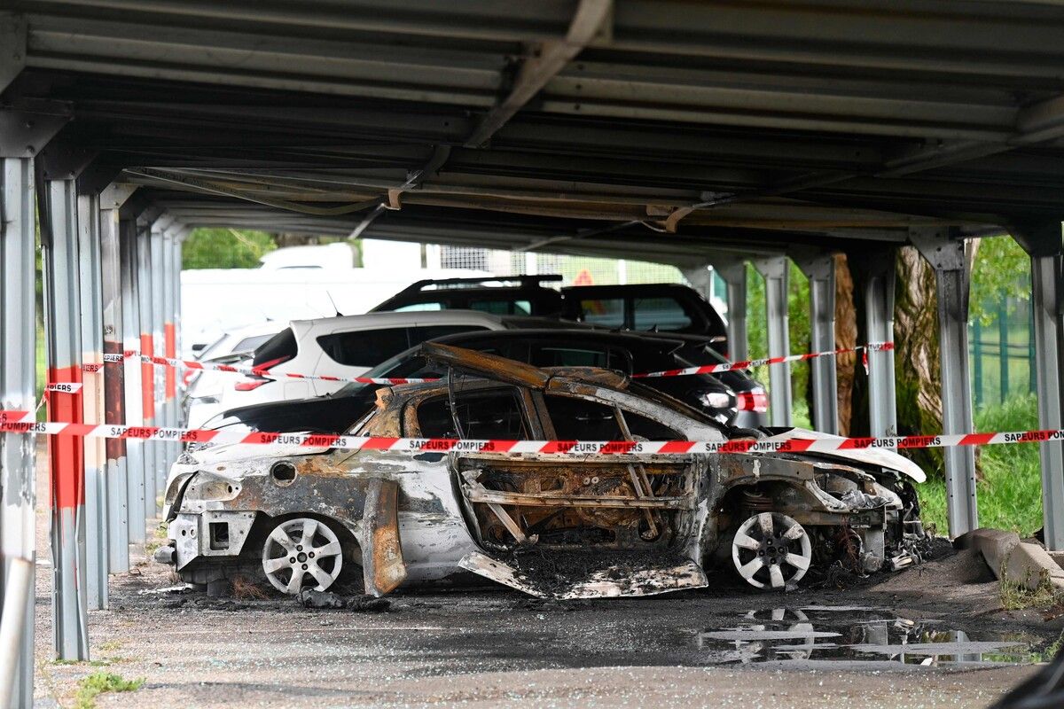 Autos von Gefängnispersonal in Frankreich wurden in Brand gesetzt. ⇒AFP