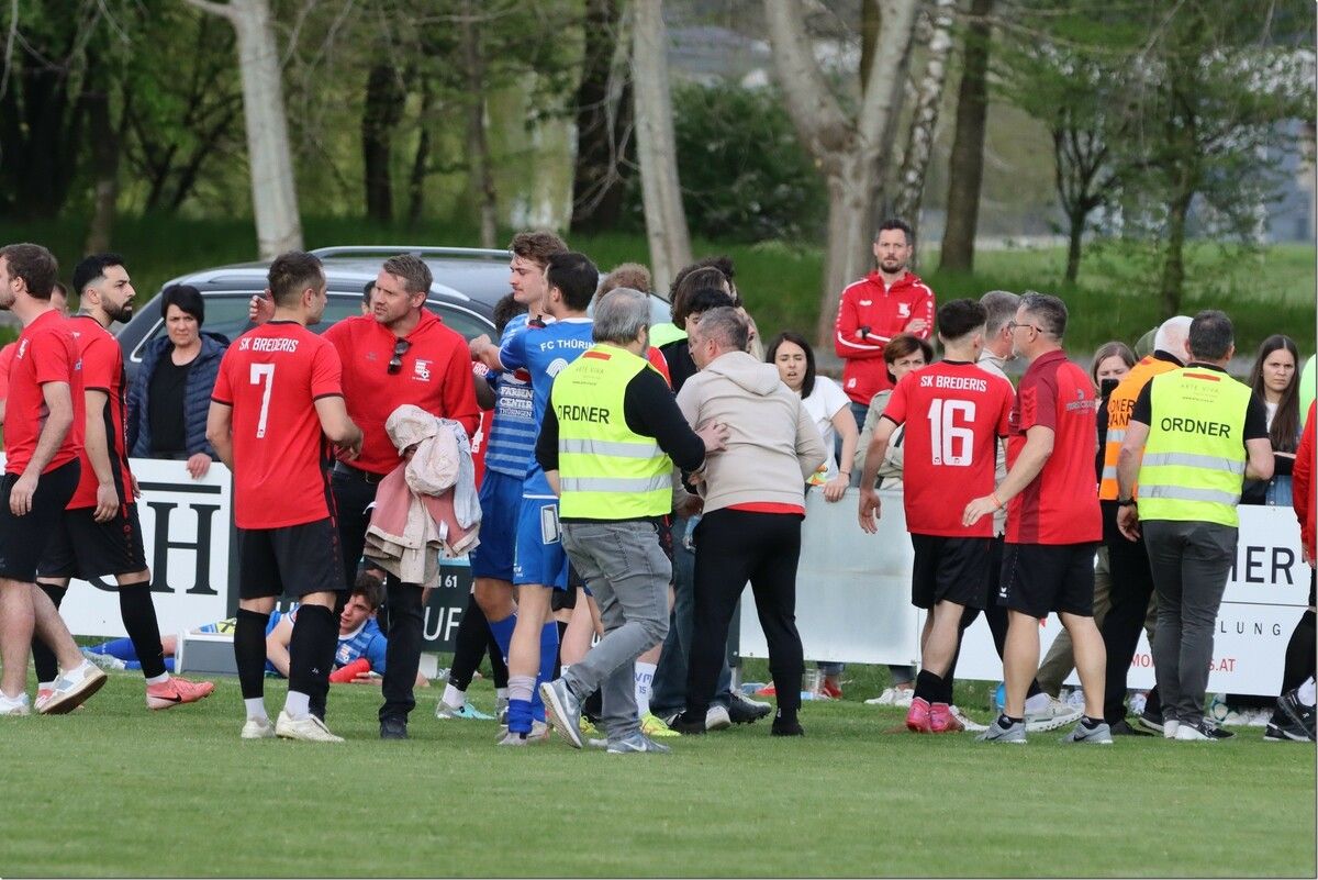 Beim Fußballmatch Brederis gegen Thüringen kam es beinahe zu Handgreiflichkeiten. ⇒thomas Knobel