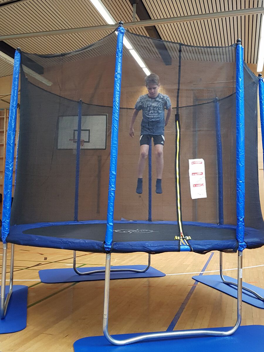 Beim Trampolinspringen gilt es, auch auf die Sicherheit von Kindern zu achten.⇒apa