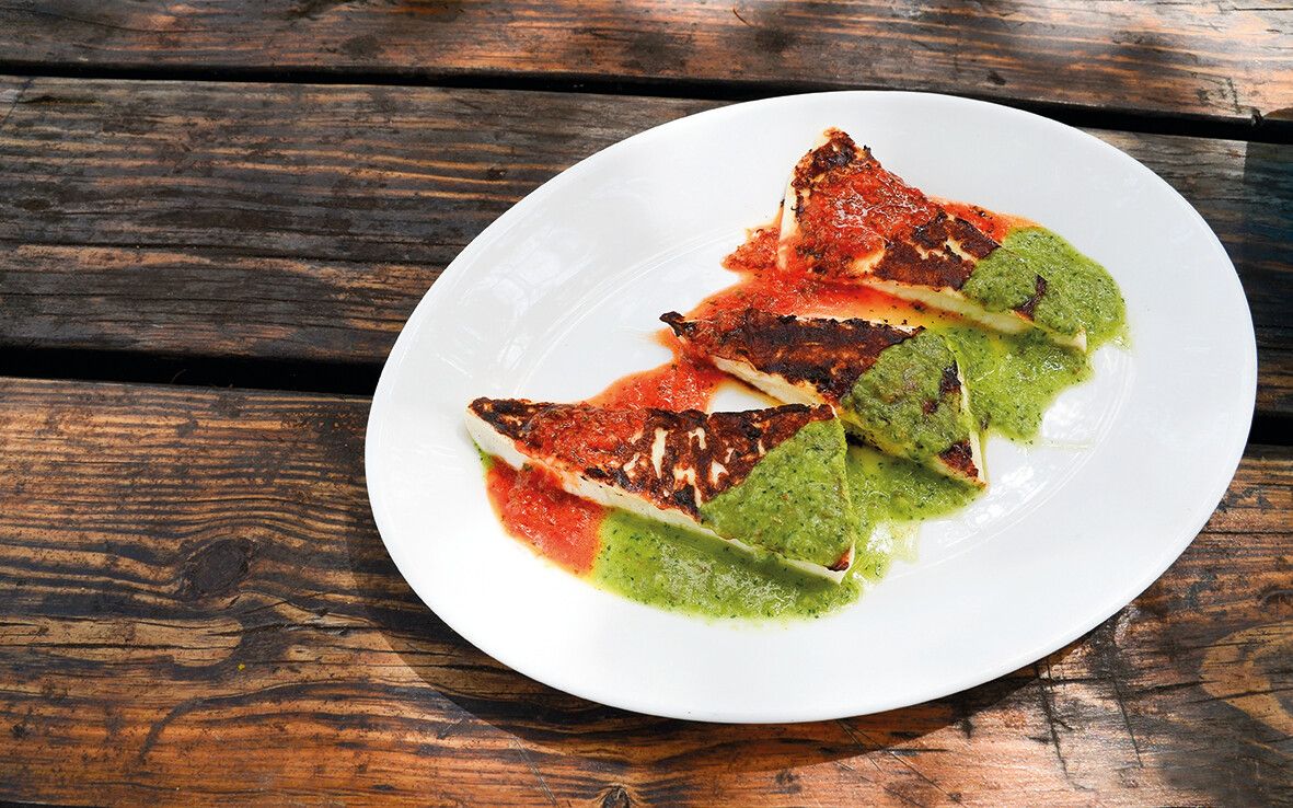 Beliebtes Gericht: Ziegenkäse mit Mojo Verde und Mojo Rojo.⇒Shuttertock