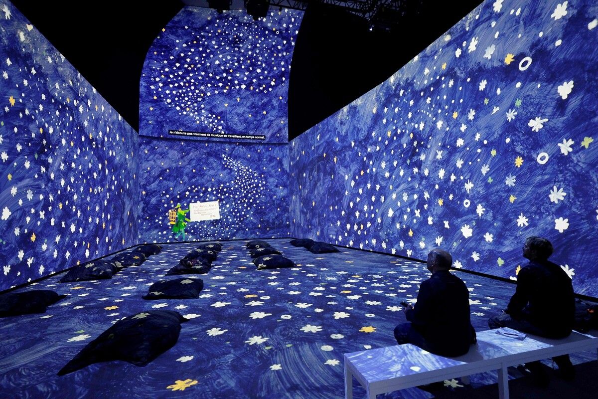 Besucher betrachten eine künstlerische Installation des britischen Malers David Hockney in der Fondation Louis Vuitton in Paris. AFP (5)