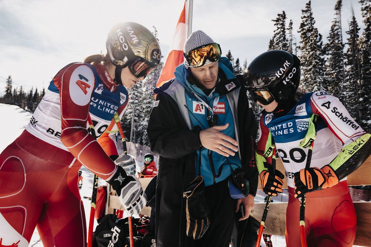 Bild aus der beendeten Weltcupsaison: Christina Ager (links), Cheftrainer Roland Assinger sowie Ariane Rädler bei der Streckenbesichtigung in Beaver Creek im Dezember 2024.⇒apa