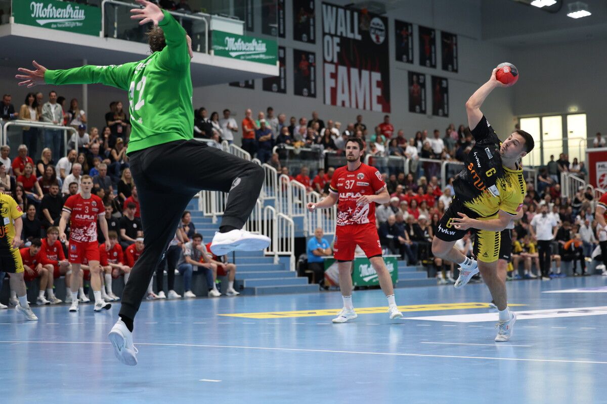 Bregenz-Goalgetter Markus Mahr (14 Treffer) und Hard-Goalie Golub Doknic (15 Paraden) prägten das erste Ländle-Derby in der Best-of-three-Viertelfinalserie.⇒Kempter7.com