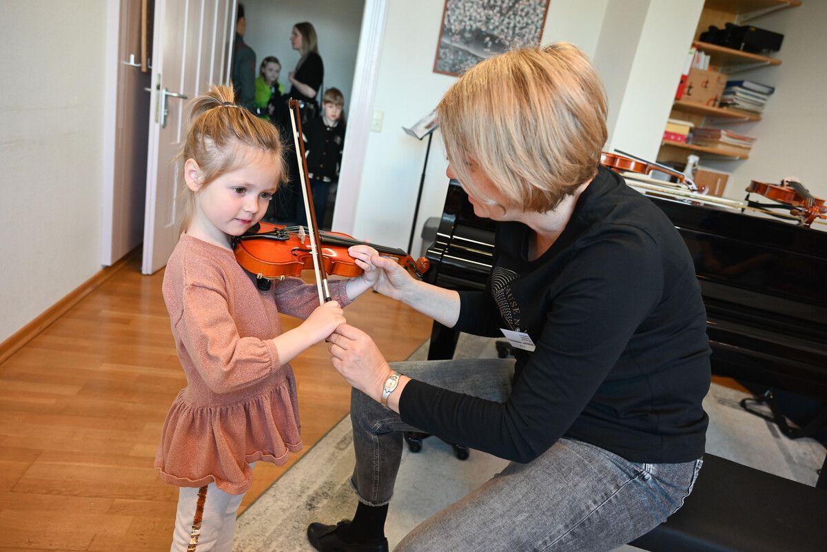 Breites Musikschulangebot kennenlernen: Begeistert spielte dieses Mädchen seine ersten Töne auf der Violine.
