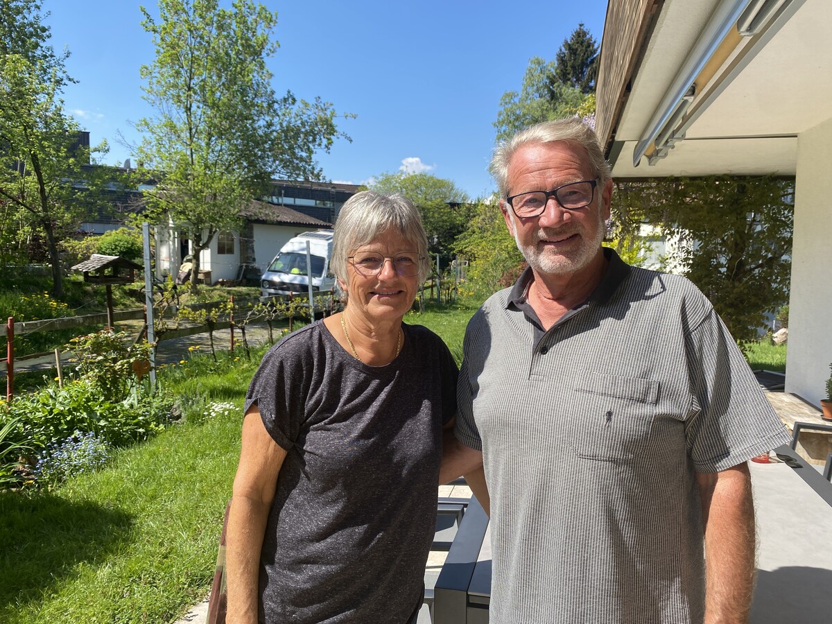 Brigitte und Hans Triessnig auf ihrer Terrasse. Vor einem halben Jahr wurde ihr Nachbar Opfer einer Gewalttat, Triessnig reagierte sofort. ⇒VN/RAuch (2)