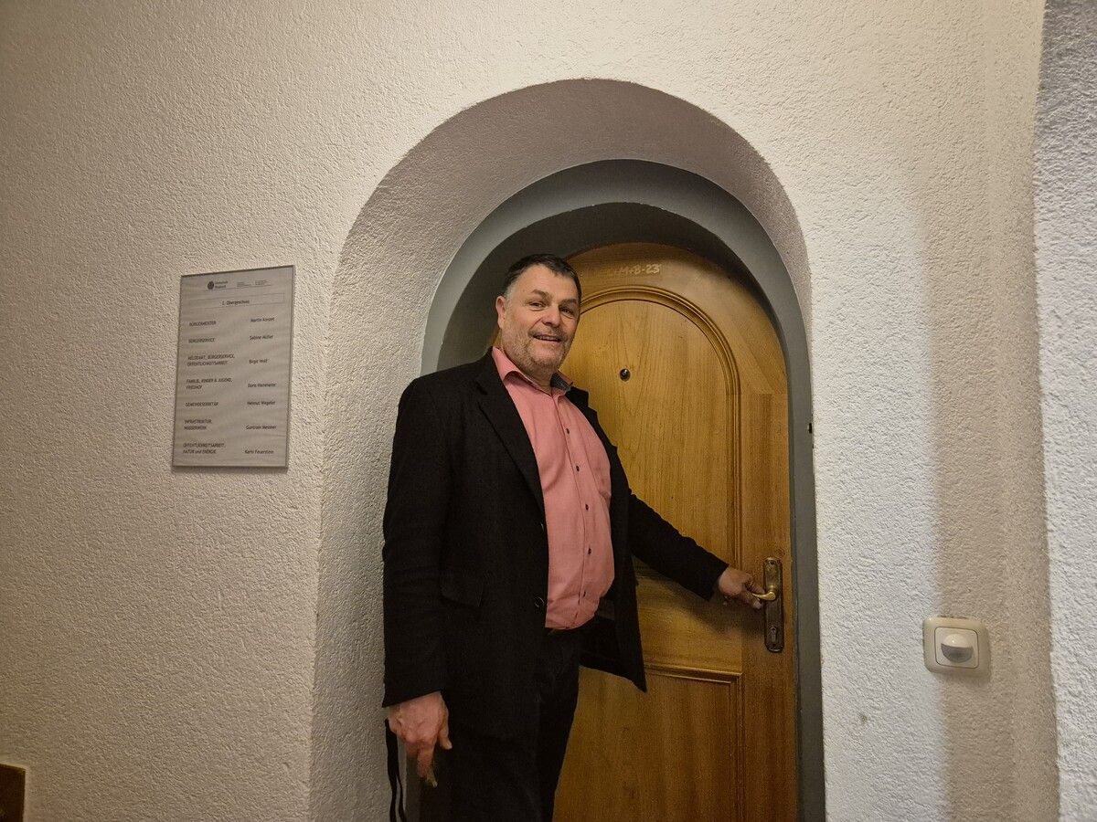 Bürgermeister Martin Konzet will so wenig wie möglich aus dem Gemeindeamt entsorgen müssen und bietet daher die Möbelstücke zum Verkauf an. ⇒VN/JUN