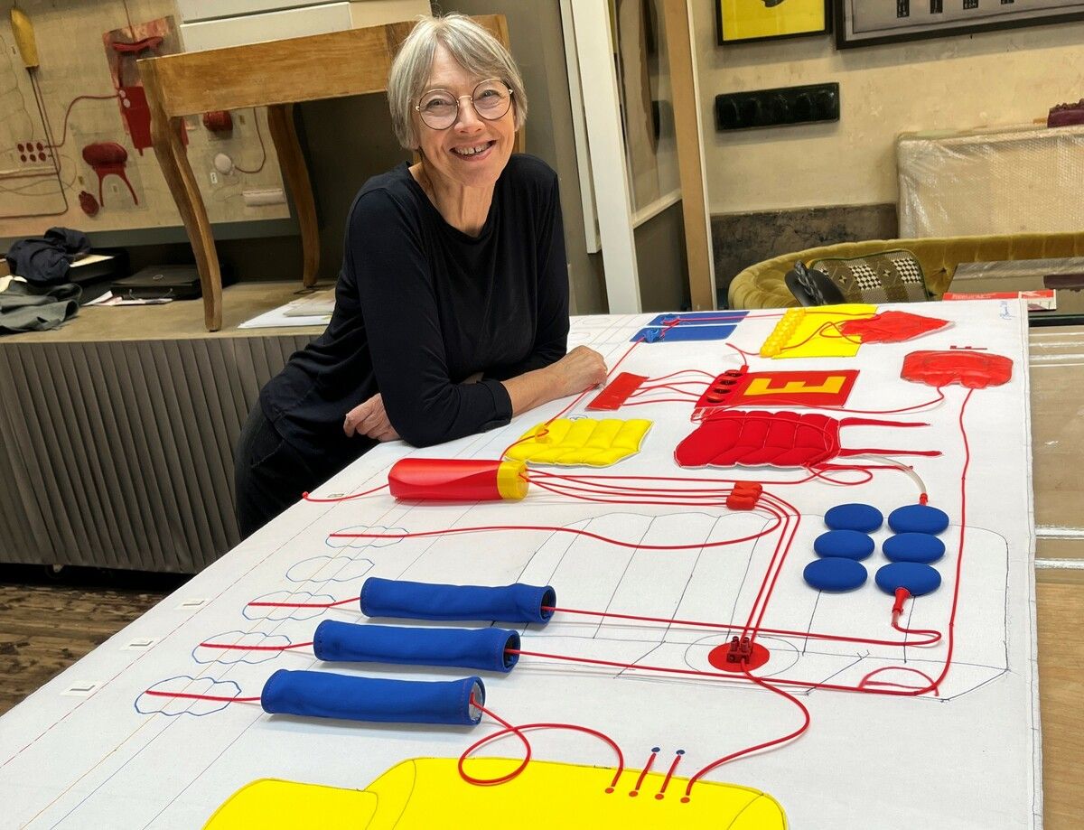 Carmen Pfanner in ihrem Atelier in Dornbirn. Die Künstlerin entwirft heuer die Urkundengestaltung. ⇒Dietrich