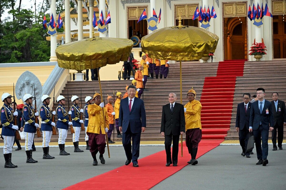 Chinas Präsident Xi Jinping und Kambodschas König Norodom Sihamoni nach einem Treffen im Königspalast in Phnom Penh.