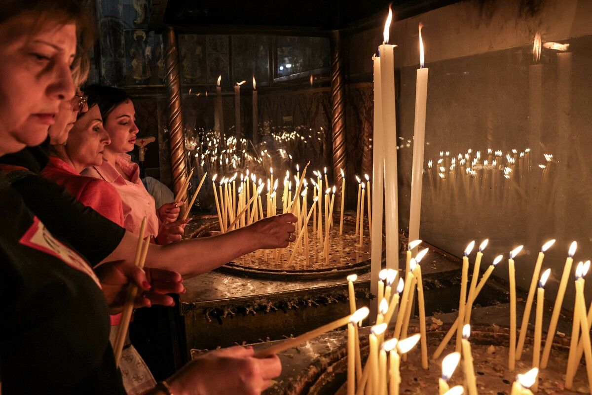 Christen zünden am Ostermontag Kerzen in der Geburtskirche in der biblischen Stadt Bethlehem im Westjordanland an.