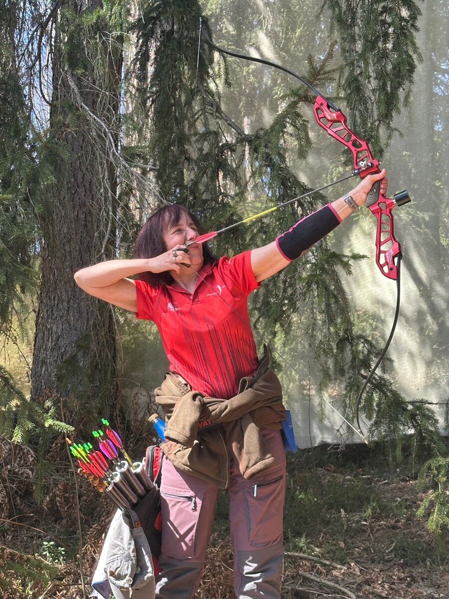 Christiane Waibel präsentiert sich mit Pfeil und Bogen zielsicher.