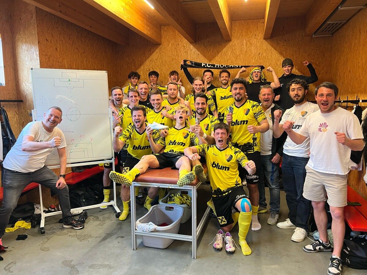 Das 1b des FC Höchst bejubelt den ersten Sieg in diesem Jahr.⇒Phillip Plesch