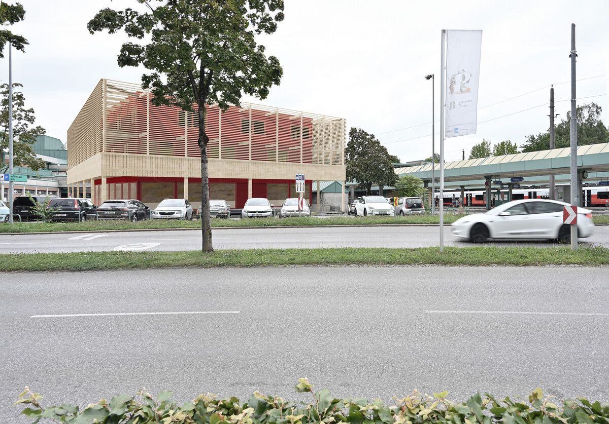 Das Ausweichgebäude wird auf dem Parkplatz errichtet. Es soll den alten Bahnhof für einige Jahre ersetzen. ⇒VN/GER