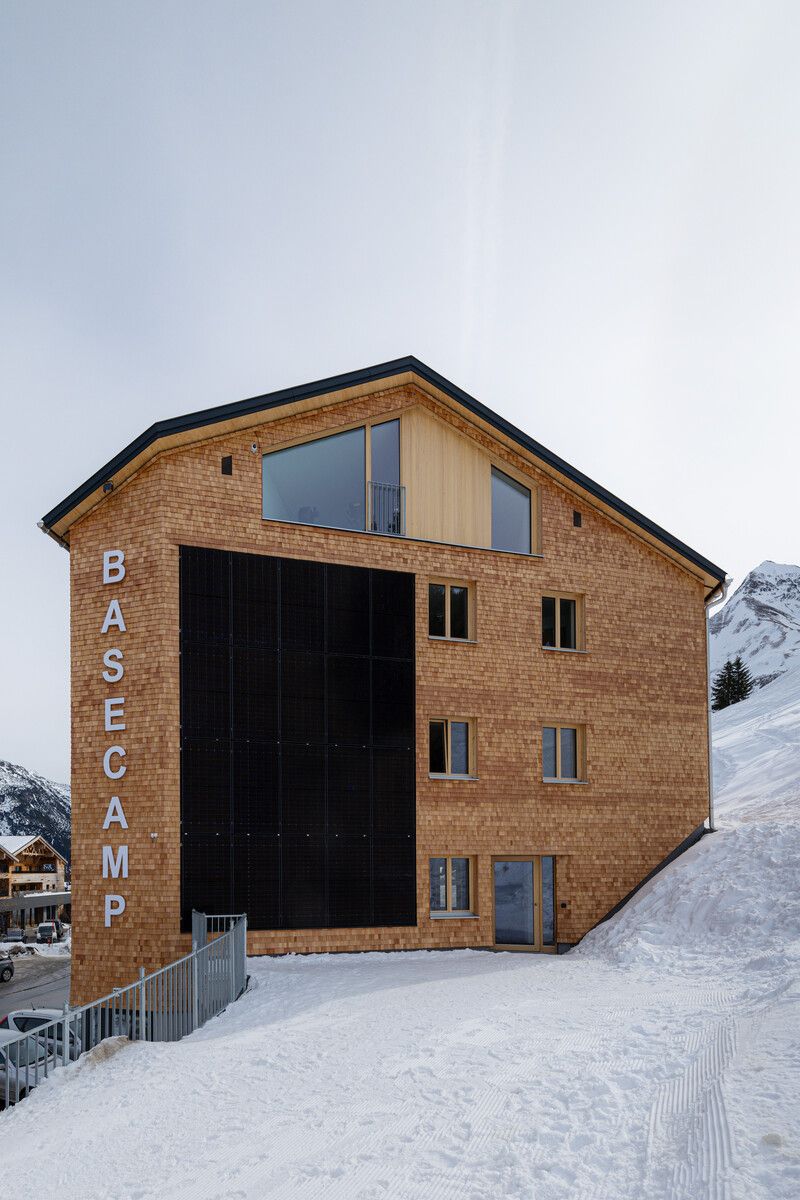 Das Basecamp der Skischule Warth setzt auf ein Photovoltaik-Fassadensystem von mo energy systems. ⇒mo energy