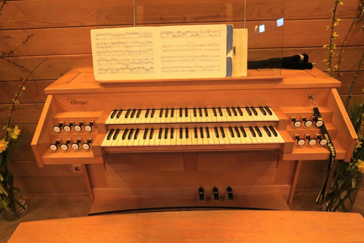 Das Besondere ist, dass der Spieltisch der Orgel auf Zuhörerebene positioniert ist, wodurch man das Musizieren auch optisch aus nächster Nähe mitverfolgen kann. ⇒Veranstalter