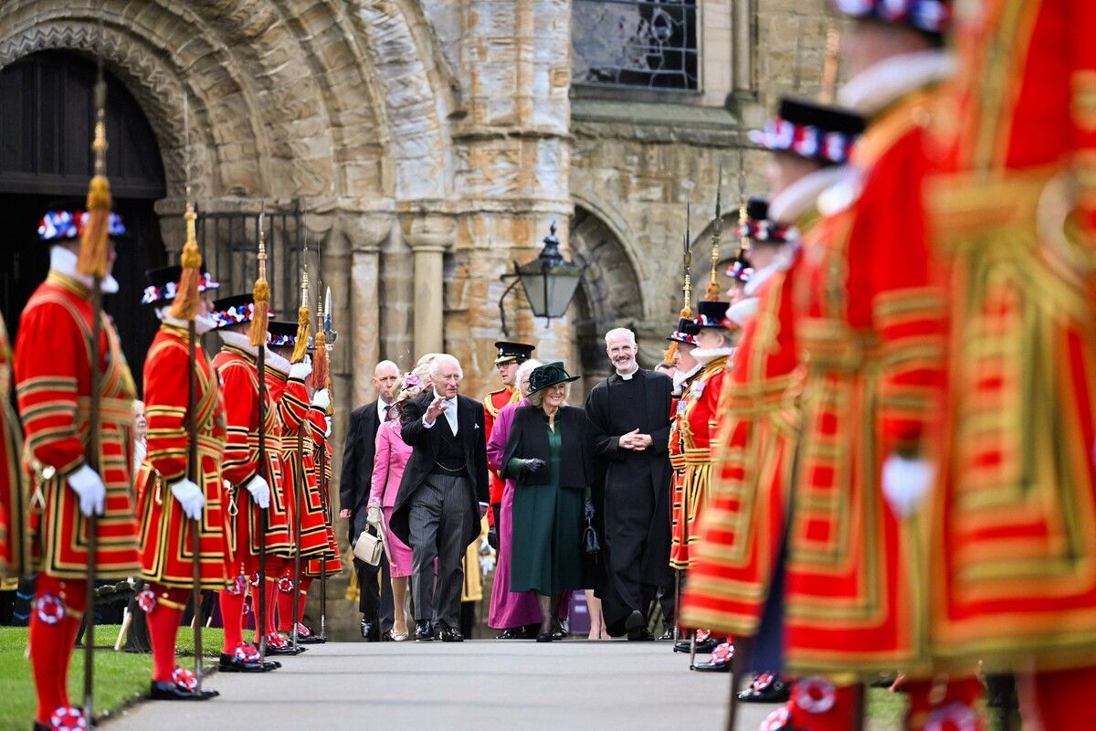 Das britische Königspaar hat am Gründonnerstag in Durham einen Gottesdienst besucht.⇒AFP