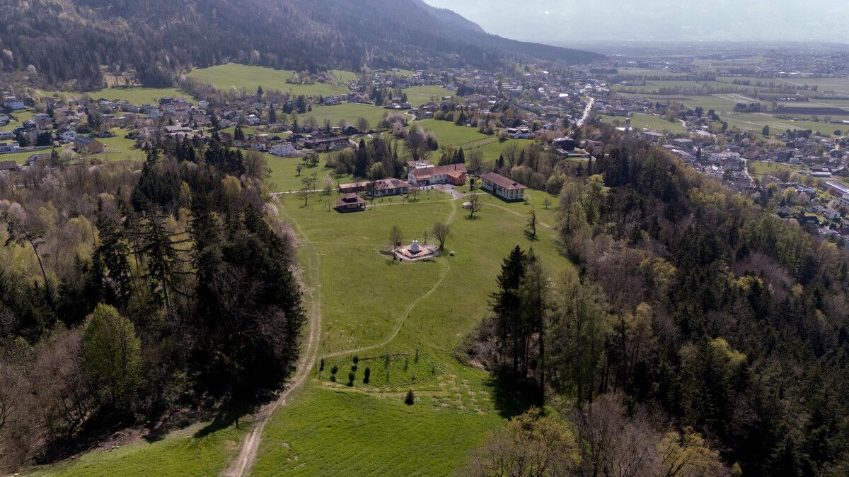 Das buddhistische Kloster Letzehof liegt nur knapp 300 Meter vom geplanten zehn Meter hohen Lüftungsturm entfernt. ⇒VN/Stiplovsek
