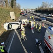 Frau nach Überschlag aus Pkw befreit
