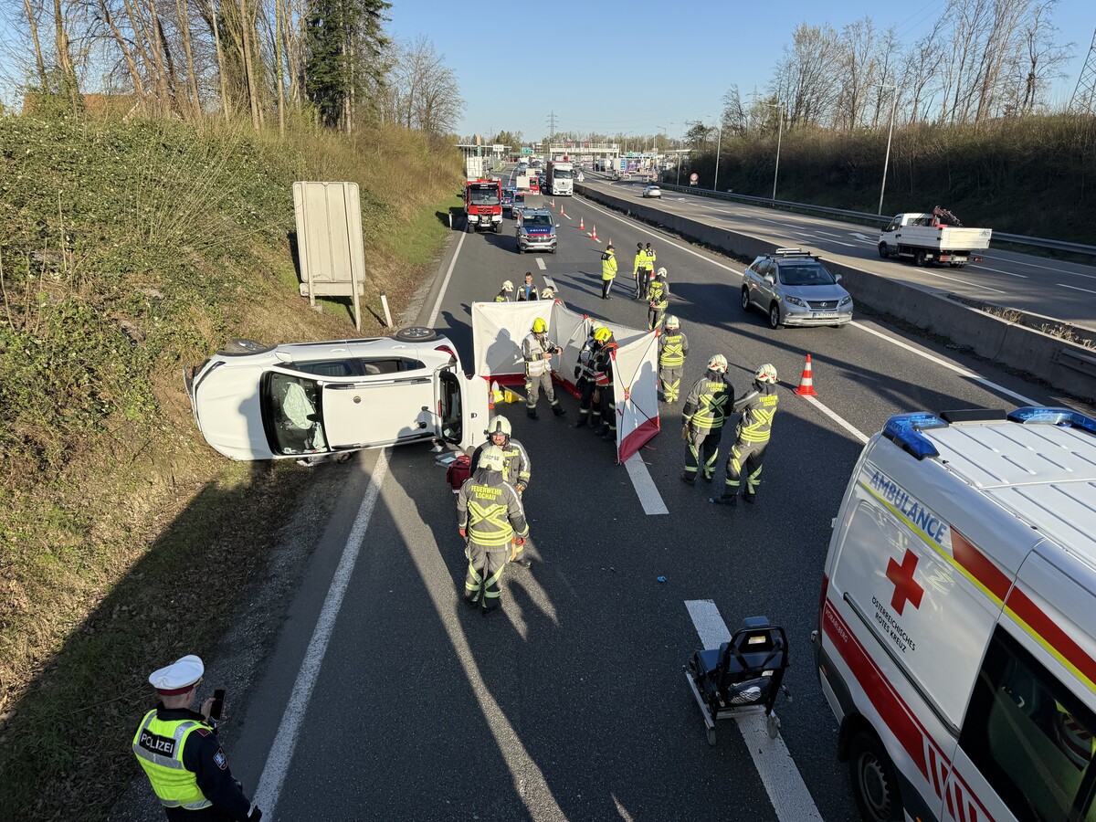 Das Fahrzeug kam in der Seitenlage zum Stillstand.