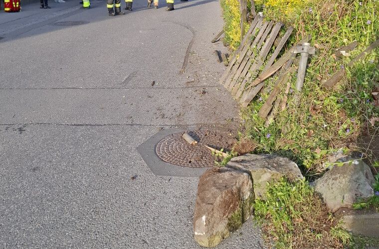 Das Fahrzeug war zunächst gegen einen Zaun gekracht.