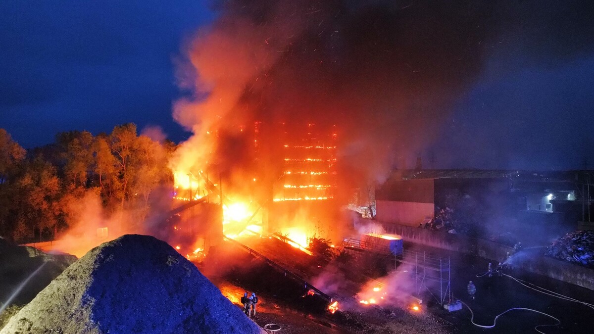 Das Feuer und vor allem die Rauchsäule waren kilometerweit sichtbar. ⇒vol.at/vlach