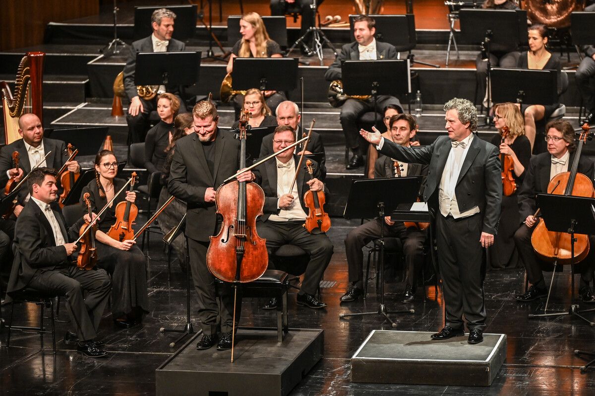 Das fünfte Bregenzer Meisterkonzert präsentierte mit László Fenyö als Solist Dvořáks Konzert für Violoncello und Orchester. ⇒udo mittelberger (2)