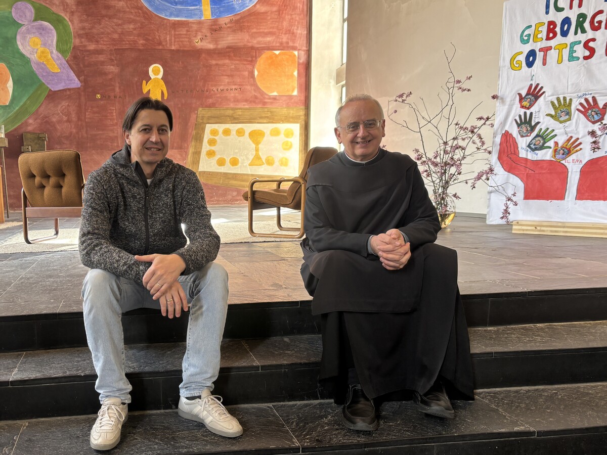 David Ganahl und Pater Martin Werlin in der etwas anderen Begegnungsstätte.⇒VOL.AT