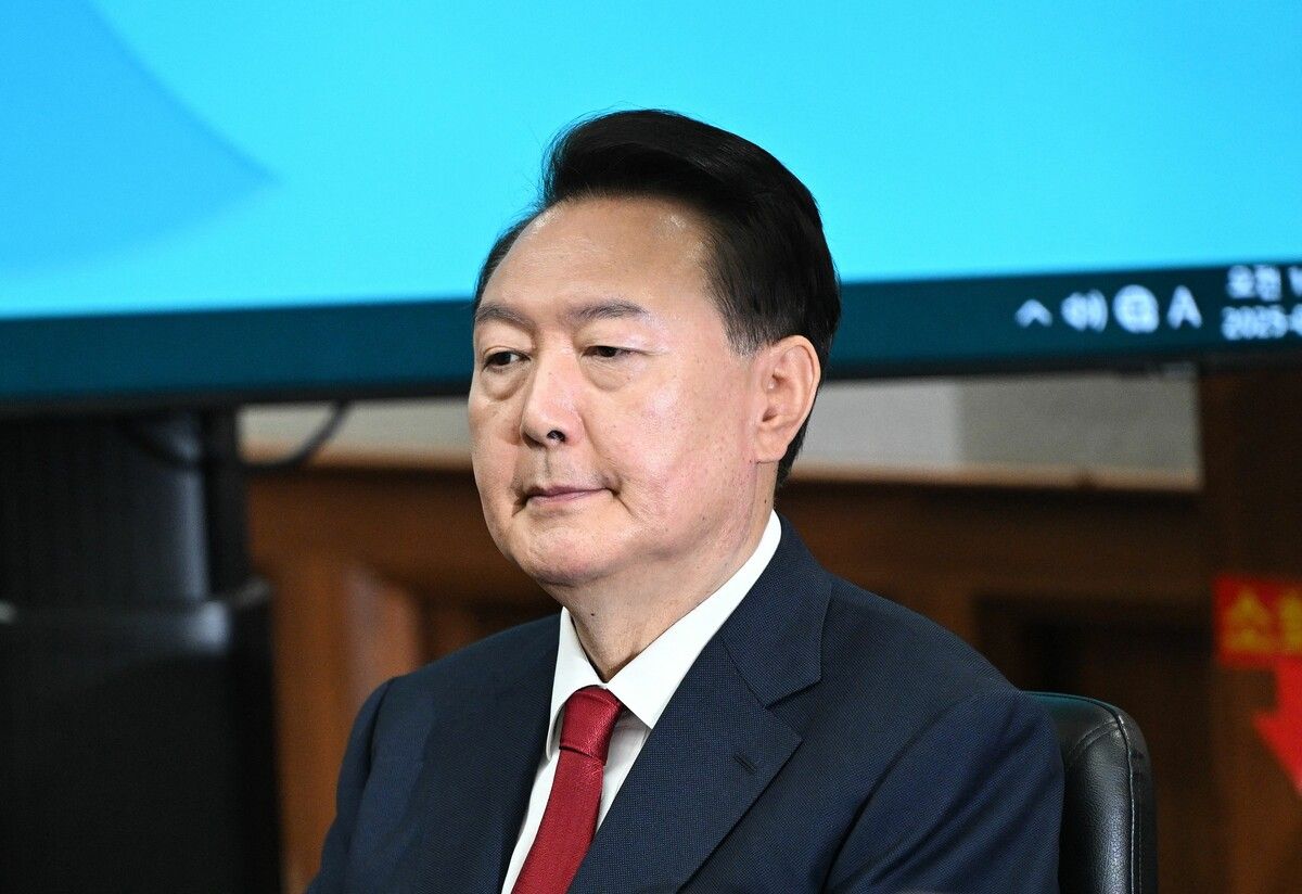 Der abgesetzte südkoreanische Präsident Yoon Suk-yeol ist am Montag bei der zweiten Anhörung des Strafprozesses vor Gericht aufgetreten.