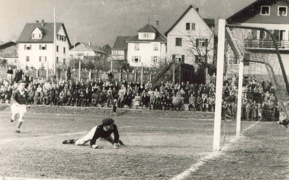 Der alte Fußballplatz bei der Fohrenburg war immer gut besucht. ⇒Archiv