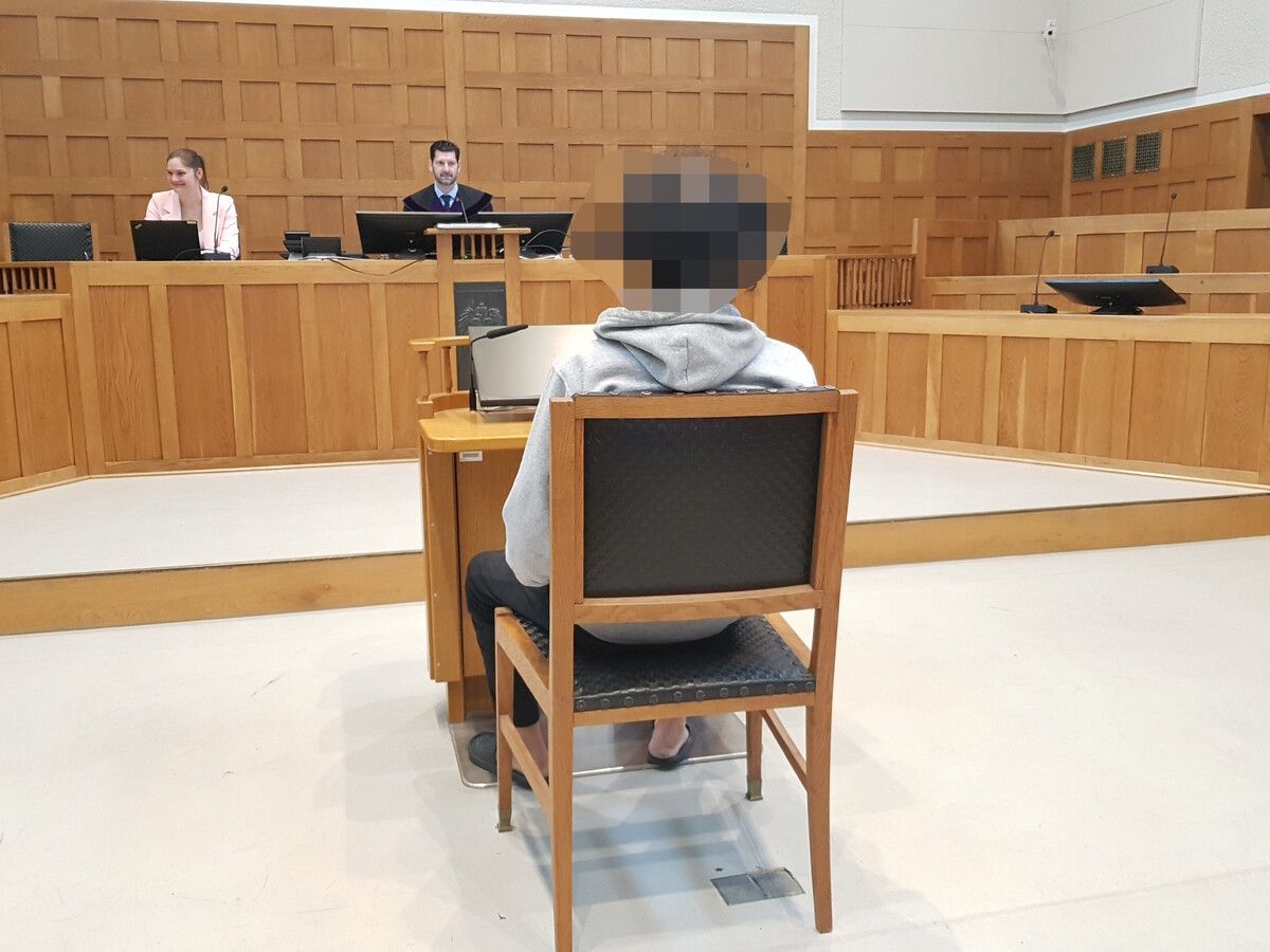 Der Angeklagte beim Prozess vor Richter Martin Mitteregger. ⇒Eckert