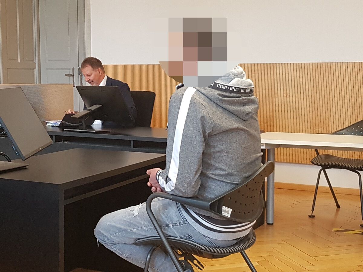 Der Angeklagte (hier mit Verteidiger Josef Lercher) räumte selbst ein: „Ich war ein guter Schauspieler.” ⇒Eckert